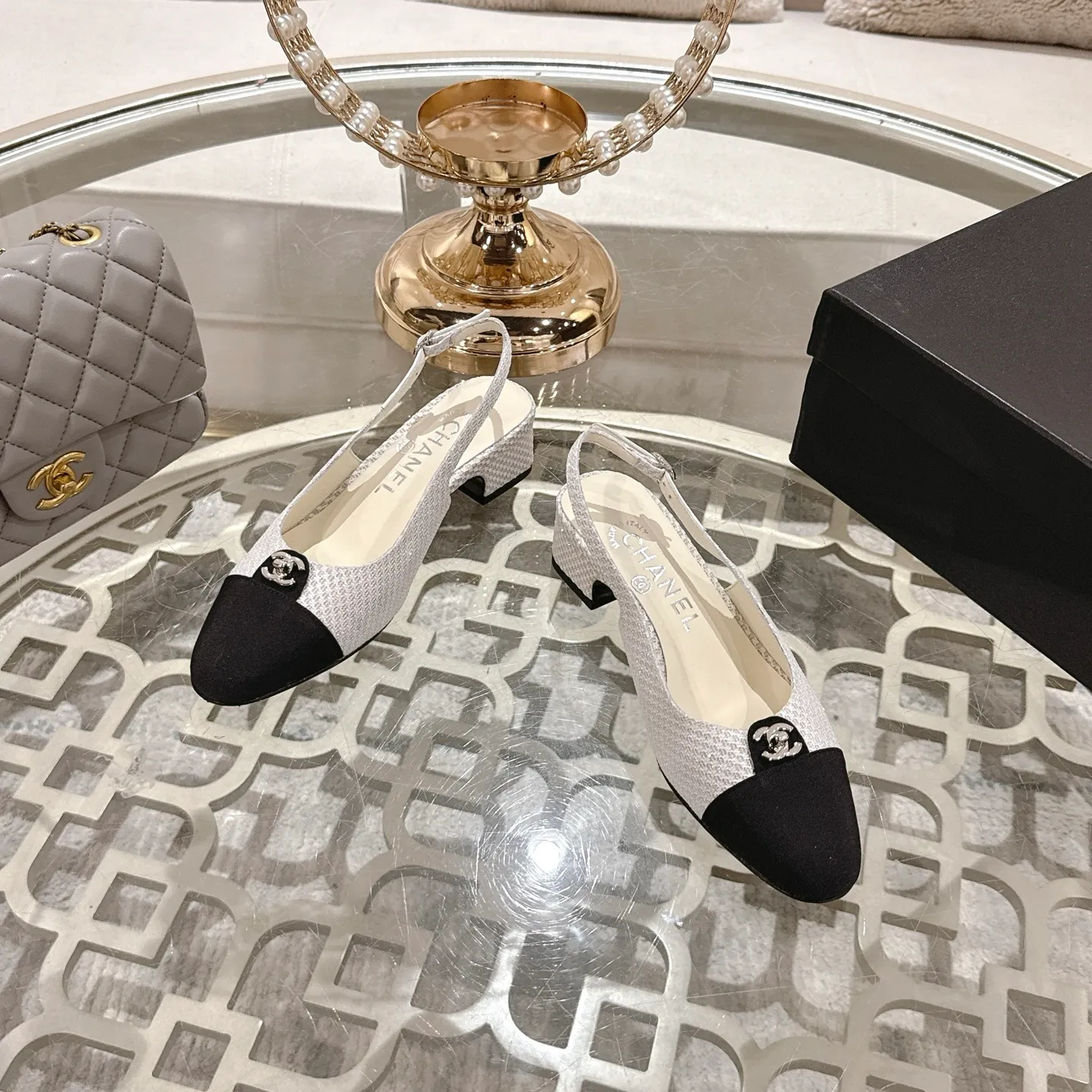 👟👟Ex-factory price 540👟👟 Chanel 𝟐𝟎𝟐𝟓SS spring and summer new double C button Mary Jane 🆕 Xiaoxiang𝐂jia's beautiful Mary Jane sandals are so sweet that they are so beautiful that they have a round square toe design. Cute and cute ~ metal/button logo. The appearance is super online. When you wear it, you will feel like a wealthy daughter. I thought it looked good only when I put it on my feet, I realized how easy it is to wear ~ Upper: Customized lambskin Lining: Sheepskin Outsole: Genuine leather outsole imported from Italy Code number: 35-42 (customized on 40.41.24, non-refundable) Packaging: The latest gift box packaging at the counter